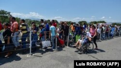 گروهی از شهروندان ونزوئلا در نقطه مرزی با کلمبیا؛ ۲۷ بهمن