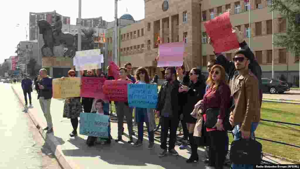 МАКЕДОНИЈА - Претставници на граѓански организации, здруженија и платформи со протест пред Собранието побараа законот за заштита и спречување на дискриминација итно да биде донесен.