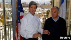 Izrael - Sekretari Amerikan i Shtetit John Kerry para fillimit të bisedimeve paqësore në Jerusalem me kryeministrin izraelit Benjamin Netanyahu, 02 janar, 2014