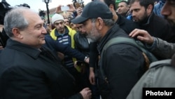 Armenia - President Armen Sarkissian (L) meets with opposition leader Nikol Pashinian in Republic Square in Yerevan, 21 April 2018.