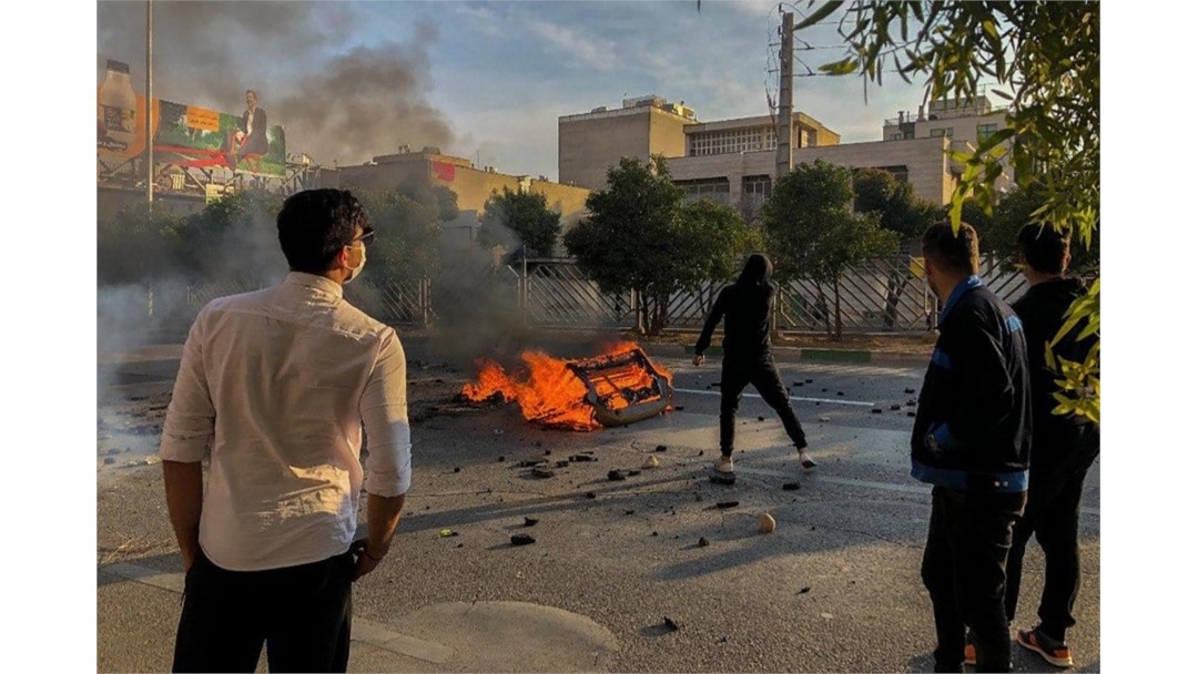 اعتراضات بزرگ ۹۶ و ۹۸ از جنس اعتراض مردمی است که از وضعیت موجود به تنگ آمده و بدون آنکه سازماندهی خاص و رهبر مشخص داشته باشند علیه کل حکومت در حال اعتراض و کنش خیابانی گسترده هستند.