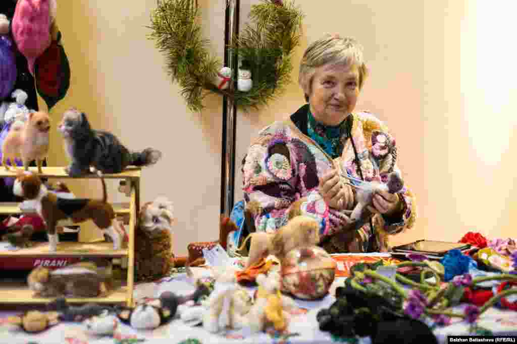 Жительница Алматы Ольга в течение трех лет занимается изделиями из войлока.