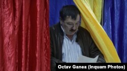 Tot mai dezamăgiți de politică, din motive care merg de la incapacitatea actualei coaliții de guvernare de a rezolva probleme care țin de scăderea nivelul de trai la lipsa alternativei și a liderilor care să inspire, oamenii ar putea să absenteze de la votul de peste doi ani. 