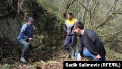 Ramiz Nukić sa poznanicima pretražuje teren, april 2016.