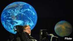 Стивен Хокинг читает лекцию о Земле 