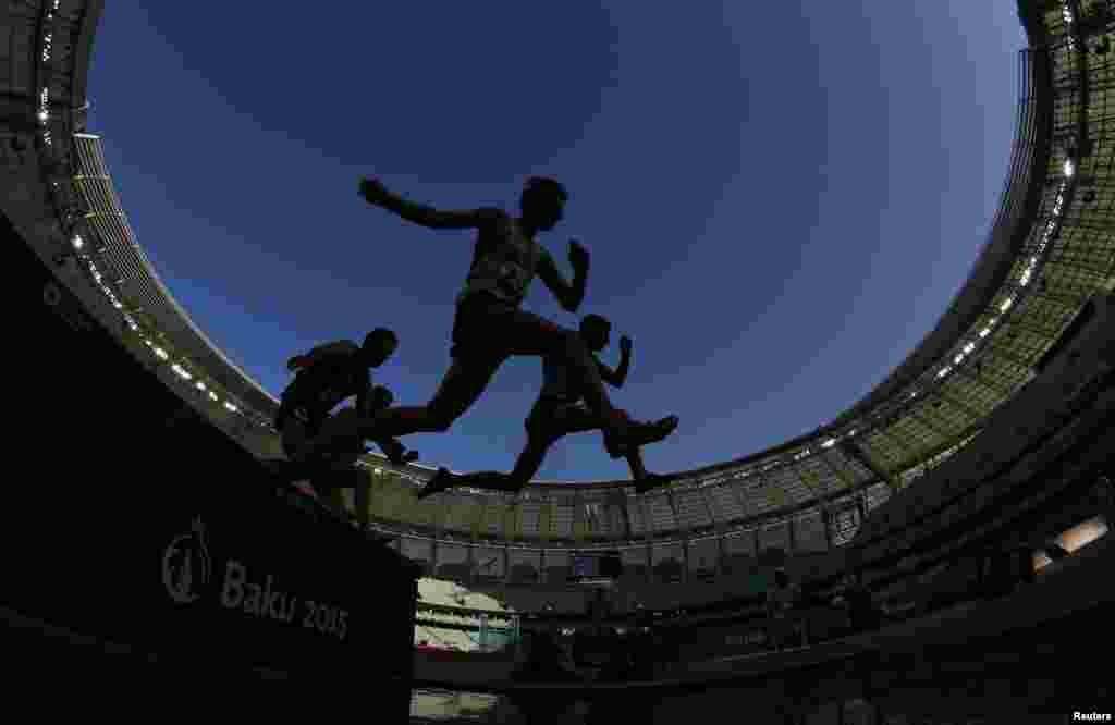 Athletes compete in the men&#39;s 3,000 meters steeplechase at the European Games in Baku, Azerbaijan. (Reuters/Stoyan Nenov)