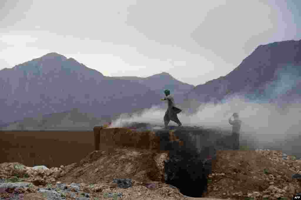 Работнікі крэйдавага кар&#39;еру на ўскраіне гораду Мазар-і-Шарыф у Аўганістане.