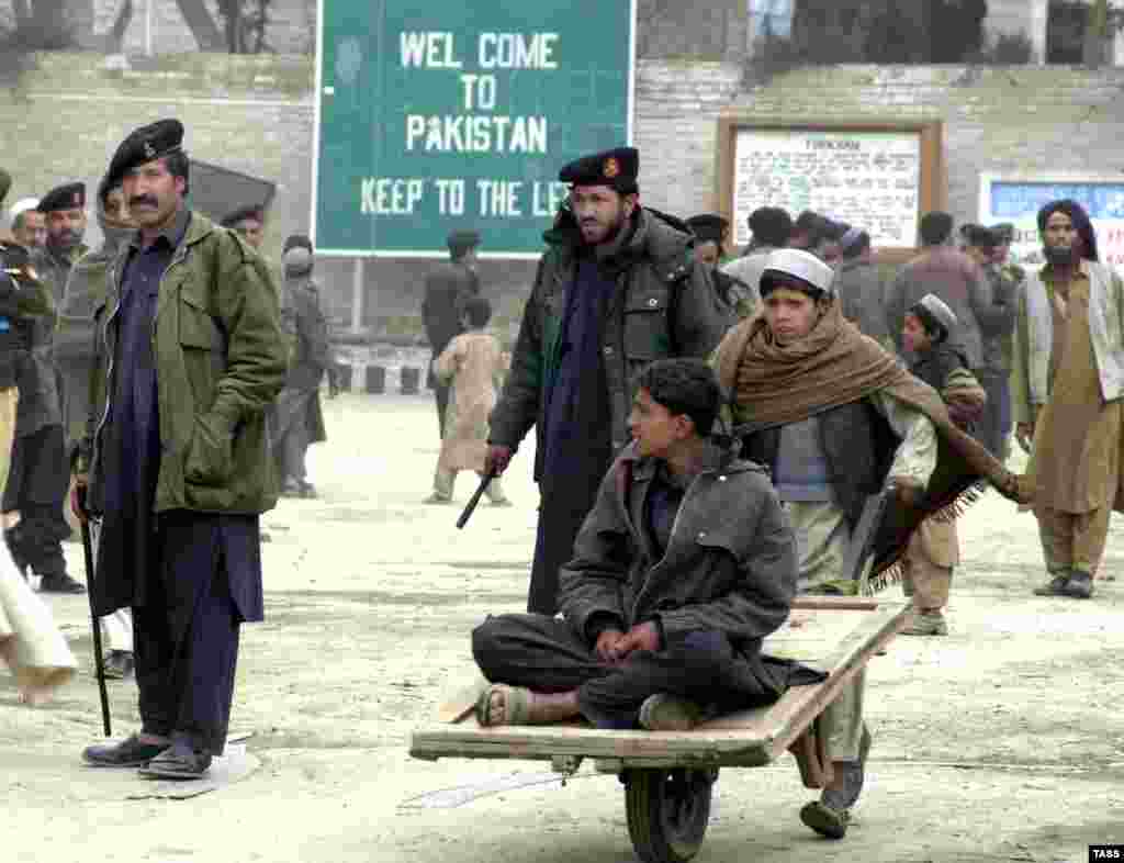 Civilians crossing the border between Pakistan and Afghanistan (TASS) - At a briefing in RFE/RL's Washington office in August, experts examined Afghan claims that the antigovernment insurgency there is largely a product of foreign influence. The analysts discussed the uneasy relations between Afghanistan and Pakistan. Listen to the briefing: Real Audio&nbsp;&nbsp;Windows Media