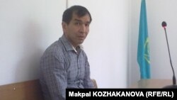 "Қазақстан бірінші арнасына" қарсы шағым берген заңгер Нұрхан Жұмабеков сотта отыр. Алматы, 30 мамыр 2016 жыл.