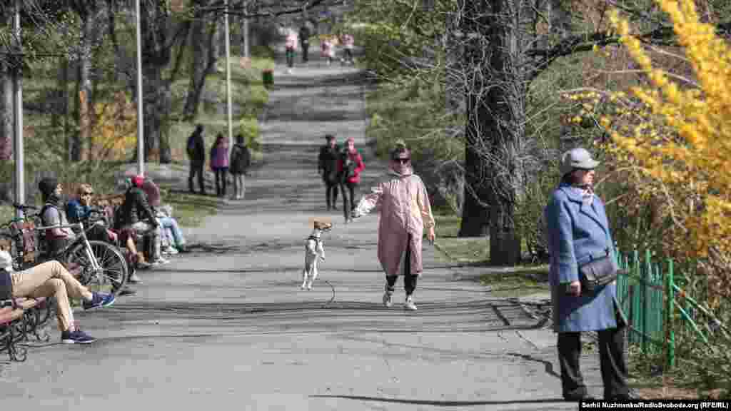 Як от, до прикладу, в суботу, 5 квітня, люди відпочивають у &laquo;Ботанічному саду&raquo; біля метро &laquo;Університет&raquo;