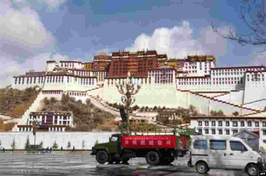 Символ Тибета дворец Потала в окружении грузовиков НОАК, 21 марта 2008