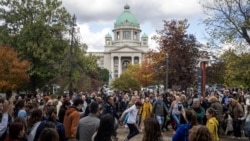 Njerëz duke vallëzuar në Parkun e Pionierëve, pranë Parlamentit të Serbisë, në Beograd, më 26 tetor 2026.