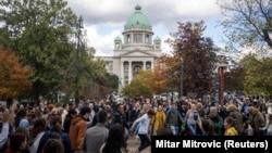 Njerëz duke vallëzuar në Parkun e Pionierëve, pranë Parlamentit të Serbisë, në Beograd, më 26 tetor 2026.