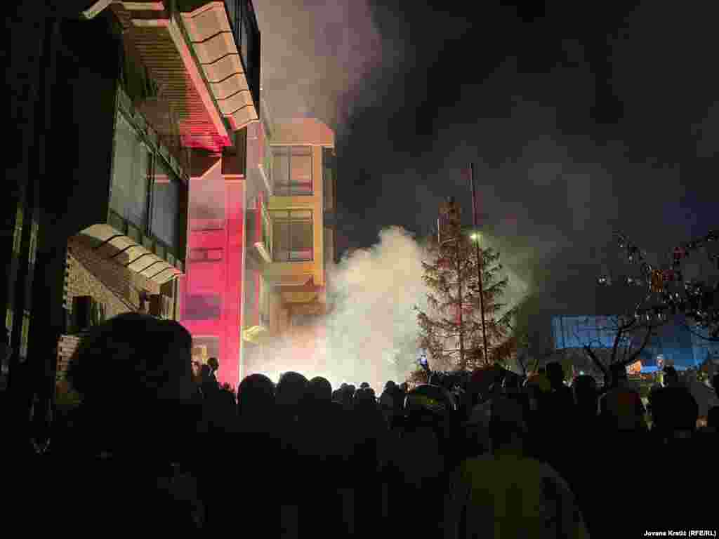 Dim od prvih ispaljenih suzavaca, nakon početka policijskog rasterivanja demonstranata na platou ispred Filozofskog fakulteta u Novom Sadu.