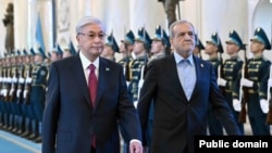 В декабре 2025 года президент Казахстана Касым-Жомарт Токаев принимал прибывшего с визитом в Астану президента Ирана Масуда Пезешкиана (справа)