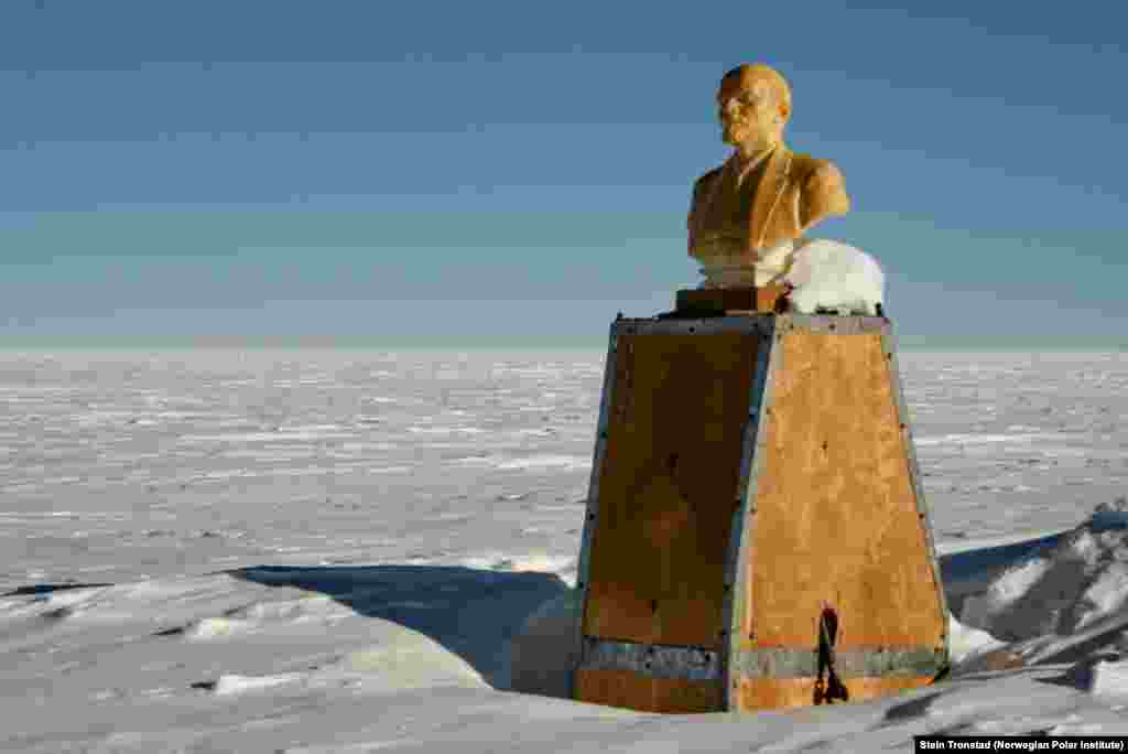 It&#39;s unclear if the bust itself still remains visible today. Its last known visitor came eight years ago, when another private expedition, consisting of French-American-British national Sebastian Copeland and American-Canadian national Eric McNair-Landry, stopped by while crossing the continent using kites.