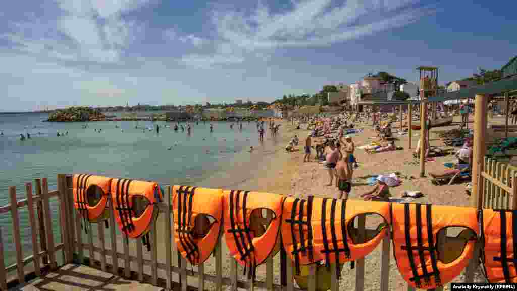 Довольно высокая температура морской воды с +21-23 градусами позволяет гостям города и самим евпаторийцам довольно комфортно чувствовать себя на здешних пляжах