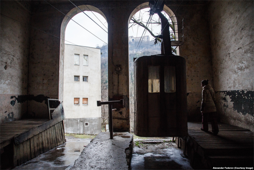 В советские времена, пока промышленность Чиатуры развивалось, население города выросло до 30 тыс. человек. Но сегодня все больше молодых людей стремятся уехать из города