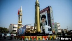 Тегерандын Бахаристан аянтындагы ракеталардын жана жогорку лидер аятолла Али Хаменеинин сүрөттөрү. 27-сентябрь, 2017-жыл. 