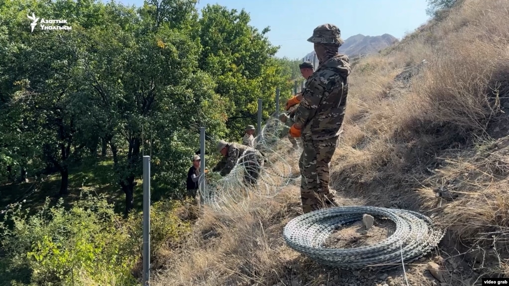 Тоҷикистон ва Қирғизистон расман чанд деҳаро иваз кардаанд