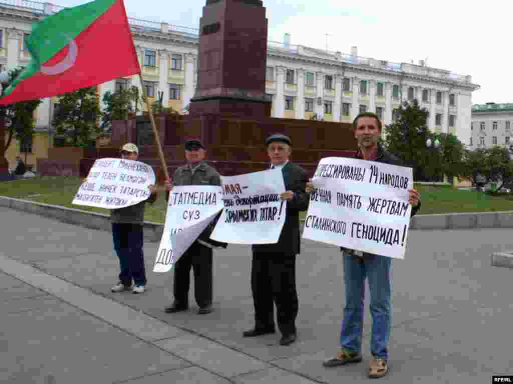 Казанда Марат Мөлеков исемендәге Татар иҗтимагый үзәге вәкилләре Ирек мәйданында урам җыены уздырды.