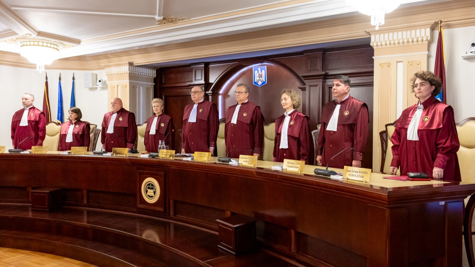 Curtea Constituțională a României este formată din nouă judecători numiți de: Senat - trei, Camera Deputaților - trei și Președintele României - trei. Este autoritatea supremă în domeniul dreptului constituțional. Deciziile ei sunt general-obligatorii.