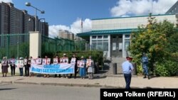 Акция в поддержку политических заключенных у здания посольства Соединенных Штатов в Казахстане. Нур-Султан, 23 августа 2019 года.