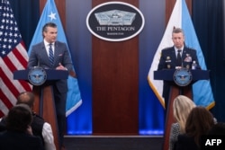 Sekretari i Mbrojtjes i SHBA-së, Pete Hegseth (majtas) duke folur së bashku me gjeneralin Dan Caine, kryetar i Shtabit të Përbashkët të Ushtrisë.