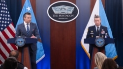 پیت هگست، وزیر دفاع آمریکا (چپ) در کنار ژنرال دن کین، رئیس ستاد مشترک ارتش آمریکا