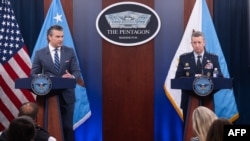 پیت هگست، وزیر دفاع آمریکا (چپ) در کنار ژنرال دن کین، رئیس ستاد مشترک ارتش آمریکا
