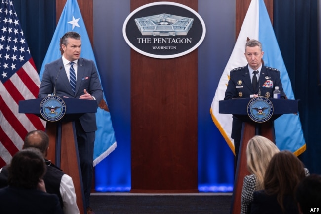 Sekretari i Mbrojtjes i SHBA-së, Pete Hegseth (majtas) duke folur së bashku me gjeneralin Dan Caine, kryetar i Shtabit të Përbashkët të Ushtrisë.
