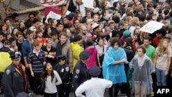 Protestanti koji su uhapšeni nakon što su pokušali da pređu Bruklinski most na autoputu, New York, 01. oktobar 2011.