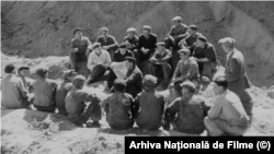 Imagine dintr-un film de propagandă din 1950 care prezintă un grup de muncitori brigadieri de la Canal, care citesc ziarul „Scînteia”, oficiosul Partidului Comunist Român, partid unic în România în vremea dictaturii.