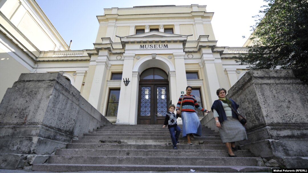 Bosnia-Herzegovina's National Museum in Sarajevo has closed its doors due to lack of funds. Critics blame the country's ethnically fractured politics.