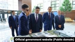 Қазақ ұлттық спорт университетінің ашылу салтанаты. Нұрасыл Медеу премьер-министр Олжас Бектеновке университетті таныстырып жүр. Астана, 2 шілде, 2026 жыл (үкіметтің баспасөз қызметі таратқан сурет)