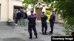 Полиция перед закрытыми дверьми аукциона "20.2"