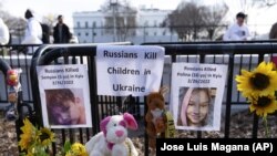 Фото убитых войсками РФ украинских детей, акция у Белого дома в Вашингтоне, 5 марта 2022 года