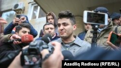 Мехман Гусейнащ каля суду 10 студзеня 2017 году