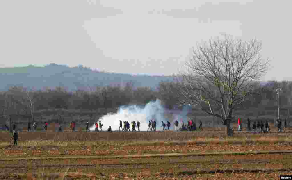 Migrantët ecin mes gazit lotsjellës në vendkalimin kufitar mes Turqisë dhe Greqisë.&nbsp;