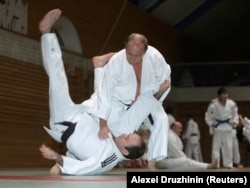 Владимир Путин на тренировке по дзюдо, 2009 год