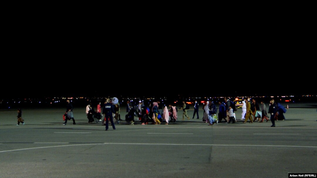 Dolazak prve grupe Afganistanaca na aerodrom u Prištini (29. avgust)