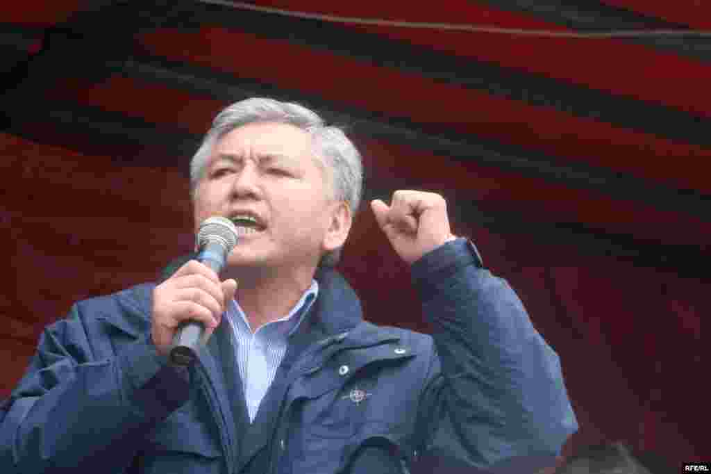 ЖК депутаты Иса Өмүркулов - Kyrgyzstan - Isa Omurkulov, the deputy of parliament, in protest action of opposition forces, Bishkek, 27Mar2009