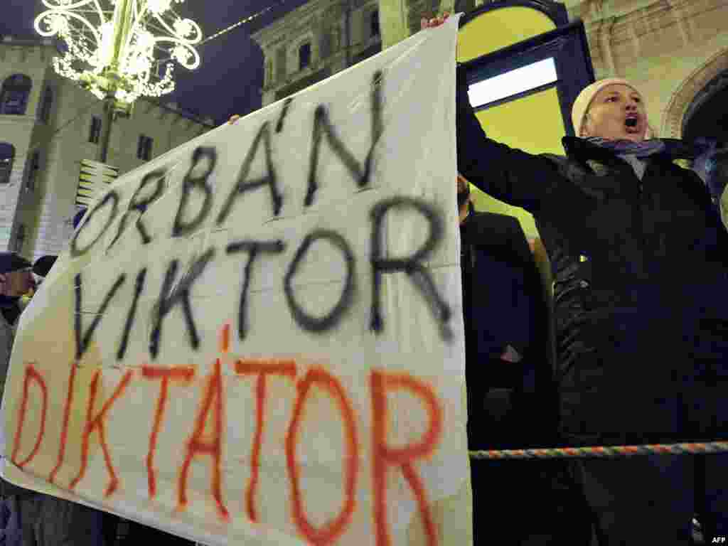 Budimpešta, 02.01.2012. Foto: AFP / Attila Kisbenedek