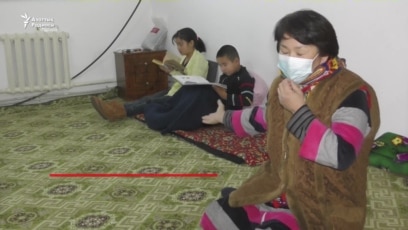 Дағыстанның сексуалды мұғалімдері Писканың ағып жатқан жақыннан түсірілген фотосы