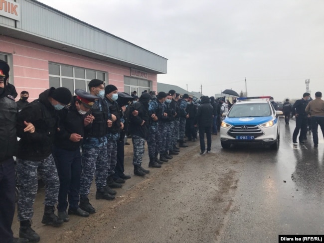 Полицейское оцепление в селе Алтынтобе. Шымкент, 4 апреля 2021 года.