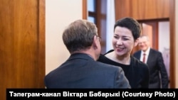 Марія Колесникова та Віктор Бабарико (на задньому плані) вітаються з міністром закордонних справ Йоганном Вадефулем, Берлін, 19 грудня 2025 року