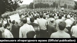 Євген Захаров під час виступу на мітингу на центральній площі Харкова. Серпень 1991 року