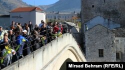 Skokom bez aplauza obeležena 21. godišnjica rušenja Starog mosta u Mostaru