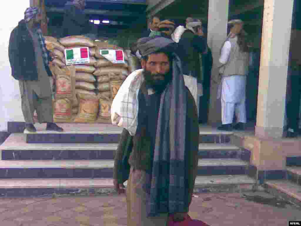 Аўганістан: тыя з талібаў, што перайшлі на бок ураду, атрымалі харчовую дапамогу.