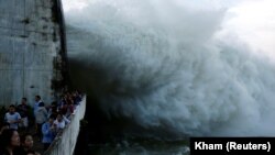 Эл кара жаандан кийин дамбасын ачууга аргасыз болгон Хоа-Бинь ГЭСине байкоо салышууда. 12-октябрь, 2017-жыл